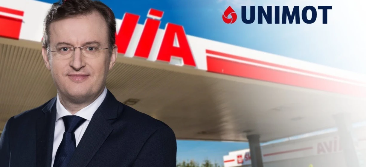 Dwie osoby omawiają strategie reklamowe w nowoczesnym biurze. Słowa kluczowe: Reklama, WA, UNIMOT, Uniwersytet Nove de Julho.