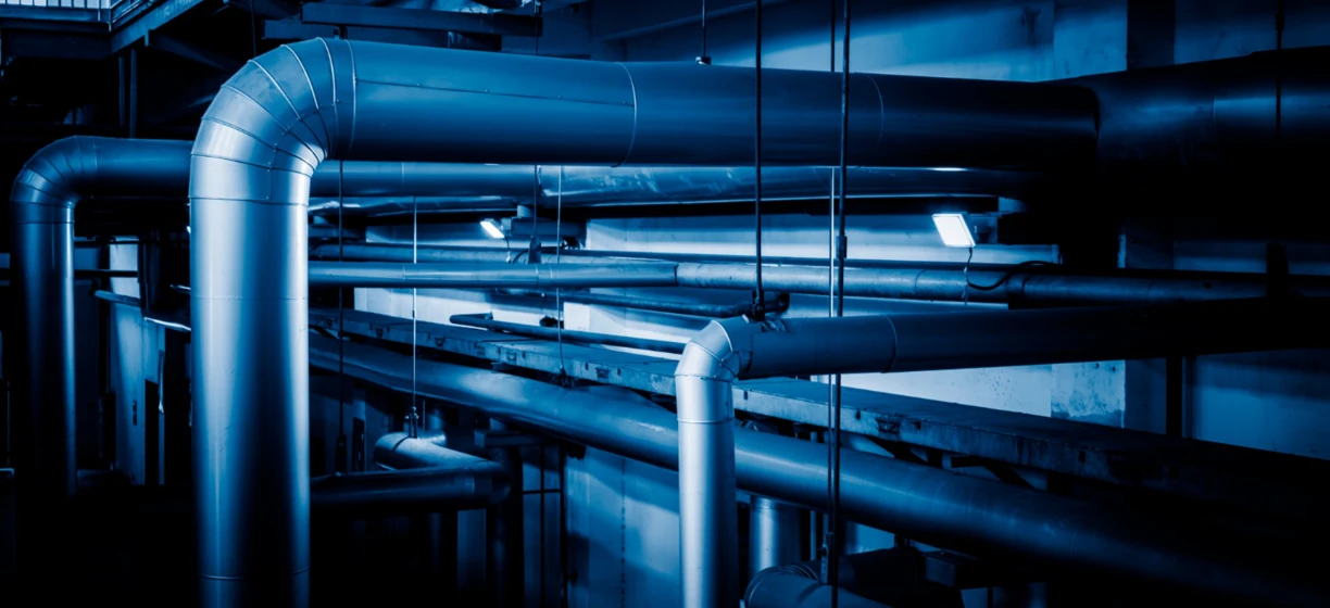 Rura metalowa jest cięta przez maszynę w przemyśle inżynierii sanitarno-grzewczej. Rura obudowana stalowa jest przetwarzana w cylindrze.