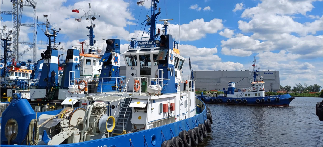 Lokalizacja holownika o nazwie HERMES poruszającego się szlakiem wodnym. Słowa kluczowe: Łódź, Statek, Jednostka pływająca, Transport, Morze.