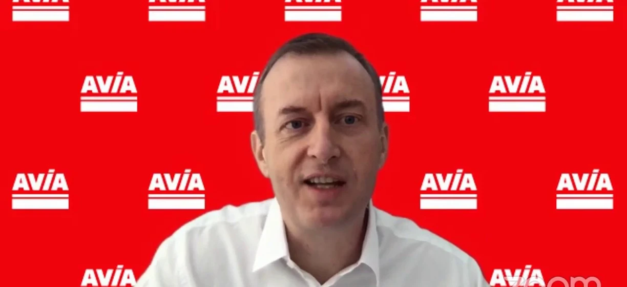 Kolaż logo z wyrazem "AVÍA" oraz różnymi wariantami pisowni. Przez Adama Sikorskiego. AVIAOM, SD Eibar.