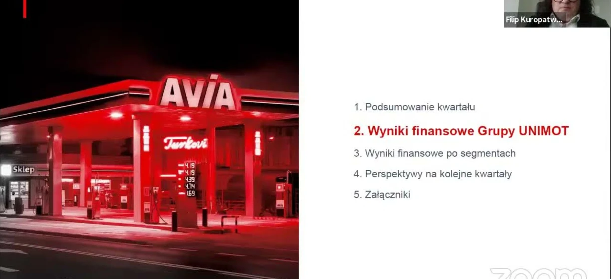 Alternatywny tekst: Obraz wypełnionej agendy z wyrazami kluczowymi, w tym reklama, logo, stacja paliw oraz tekst w języku polskim dotyczący wyników finansowych i przyszłych perspektyw.