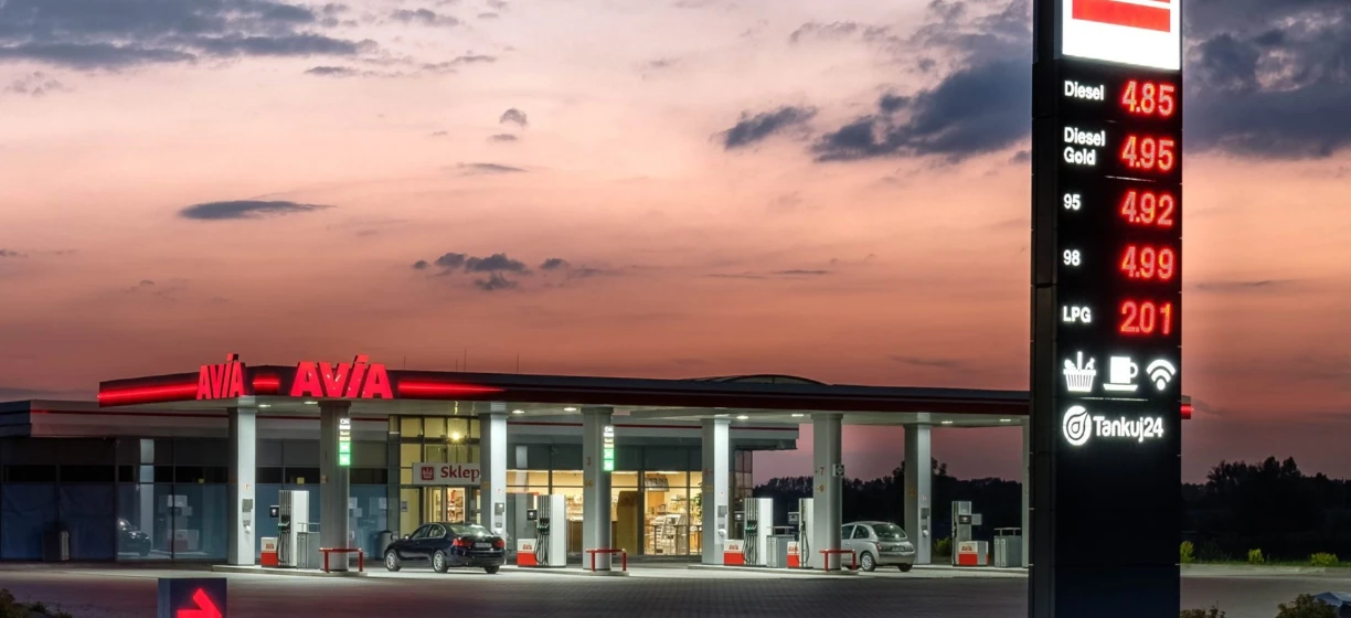 Image of a fuel filling station with fuel dispensers offering gasoline, diesel, and LPG options from AVIA. Prices displayed for diesel, gasoline, and LPG. Tankuj24, SD Eibar.