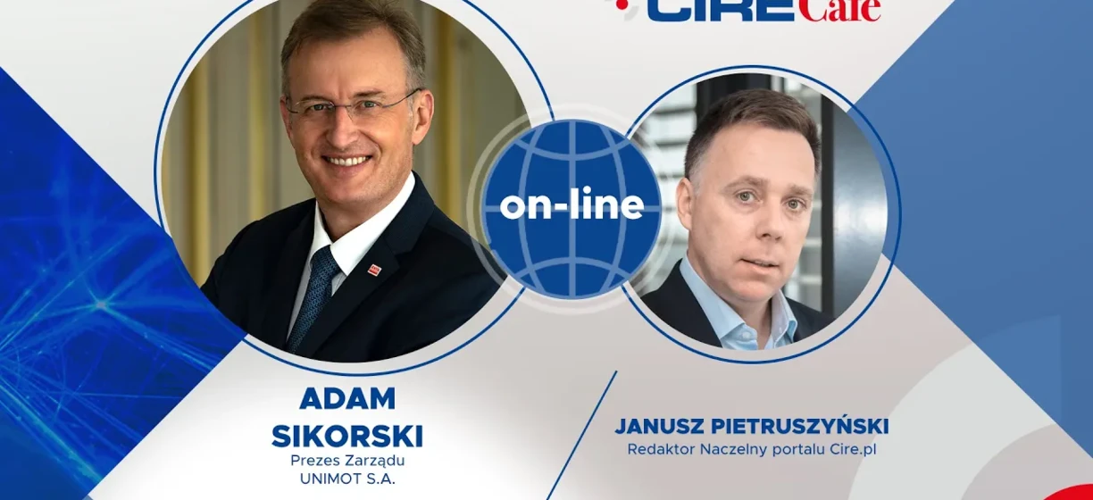 Dwóch mężczyzn w eleganckich garniturach i krawatach, z których jeden pracuje na laptopie, reprezentujących pracowników umysłowych w środowisku biznesowym. Słowa kluczowe: Garnitur, Formalne ubranie, Technologia, Praca, Biznesmen.